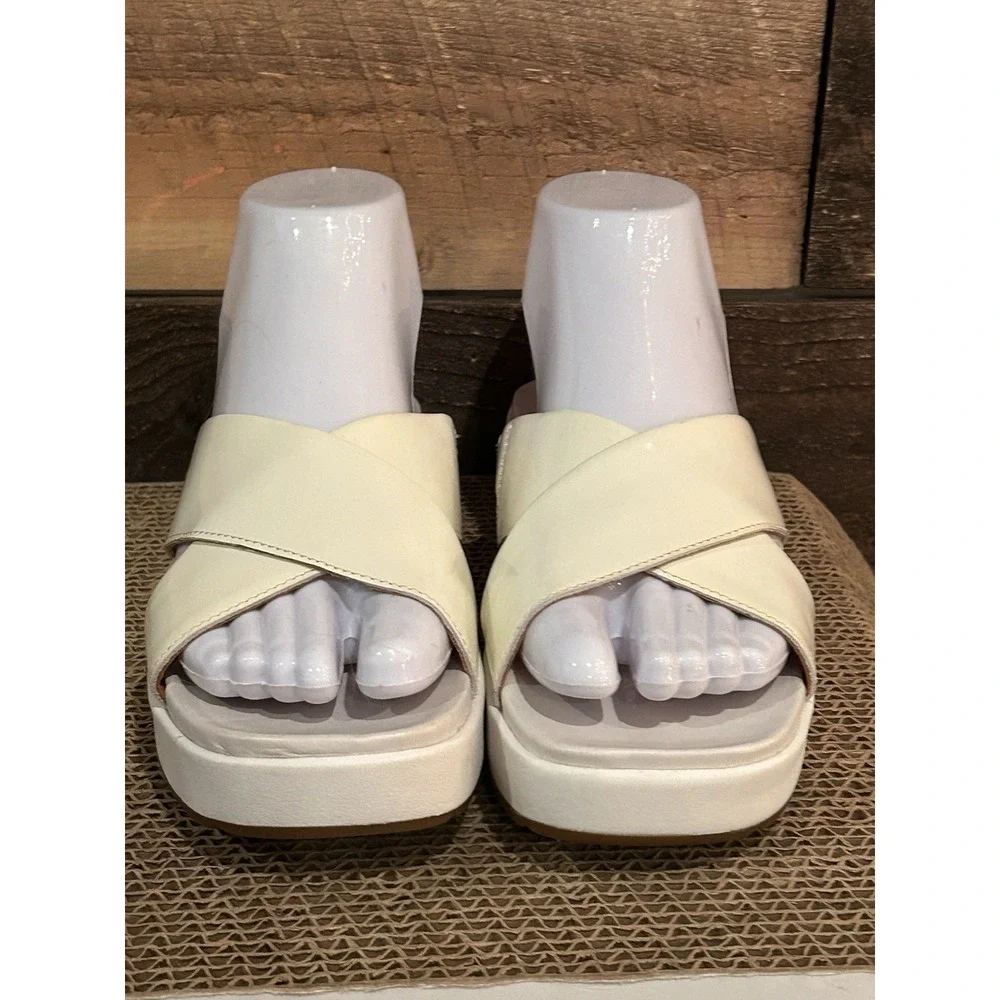 UGG‎ Cream Comfort Sandals Women's 6 Cushioned Sole NWOB